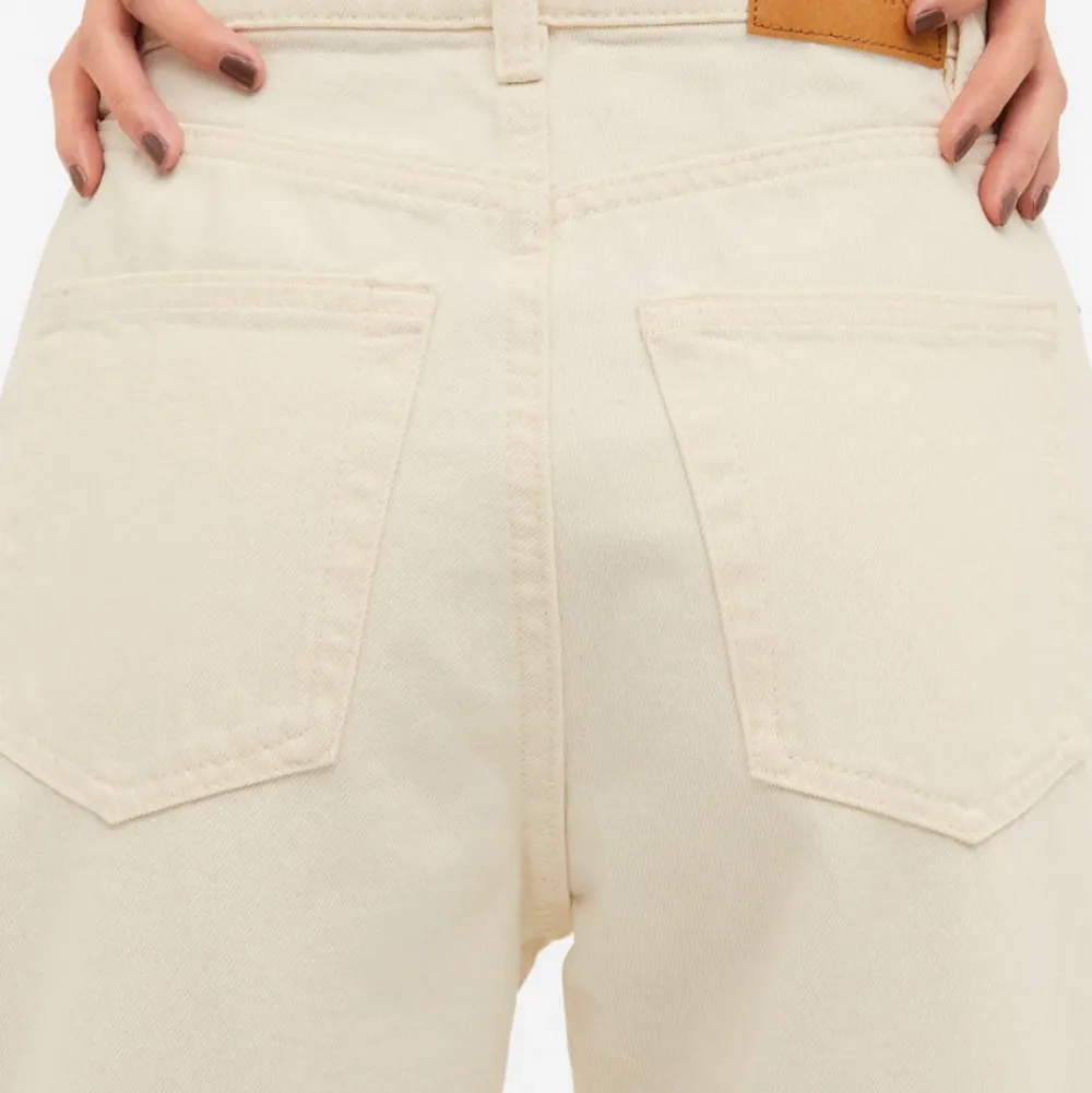 Ett par vita/beiga jeans i storlek 27. Nypris 400kr💗 Anledningen är att jag inte använde dem tillräckligt  . Jeans & Byxor.