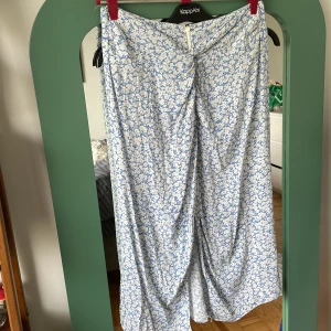 Somrig kjol - Så skön kjol! Sitter snyggt och pösigt och i och med att den är lite större kan man ha den low-waist! Om bättre bilder önskas så bara skriv! 