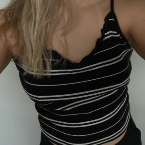 Svartvitt randigt linne  - Randigt linne ifrån Bik Bok i storlek S. Linnet är i gott skick! 🧚🏽❤️‍🔥