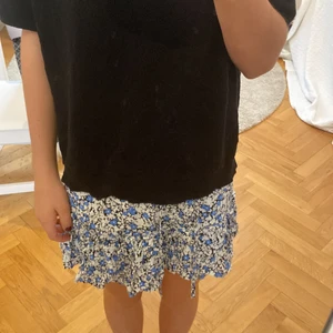 Kjol - Jag säljer denna jättefina kjol från Zara i storlek m (passar lika bra för storlek s). Den kostar 199 kr och är i super bra skick. Har bara använts ett fåtal gånger.