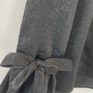 Svart blus - Svart långärmad blus med knytdetaljer längst ned på ärmarna. Använt skick. Priset är exklusive fraktavgift. 