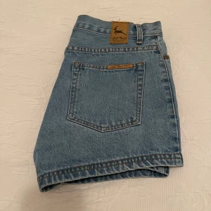 Högmidjade jeansshorts - Högmidjade blå jeansshorts i bra skick. På alla mina varor som kostar 50kr gäller ta 3 betala för 2. ☺️