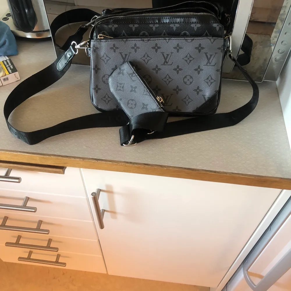 Hej jag säljer min Louis Vuitton väska som jag inte använder längre  . Väskor.