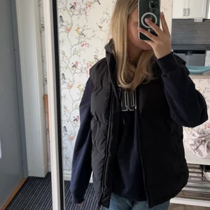 Weekday väst  - Säljer min svarta väst från weekday nu då jag inte använder den. köpt för kanske ett halvår/år sen och knappt använd. Köpt för 500kr i butik och säljer nu för 300kr💖 skriv för fler bilder eller om frågor! Storlek Xs (väldigt stor i storleken)
