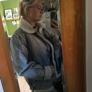 Varm jeansjacka - Stor, varm, fluffig jeansjacka perfekt till höst/vinter! Italiensk design som håller dig varm. Den är bombsnygg! 