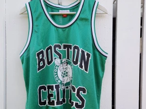 Som ny äkta mitchell & ness  - Basket linne eller va det kallas som äf som nytt. Vet inte om de nånsin blev använt. Inköpt för flera år sen för fullpris. Skriv om mer bilder eller frågot.