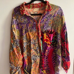 psykedelisk skjorta - handsydd mönstrad skjorta i hippiestil. fransade ärmar. passar de flesta storlekar 🍄🌟🪲