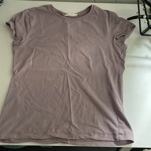 Lila Kappahl t-shirt  - Jag säljer en lila t-shirt från Kappahl. Använd men i bra skick. 