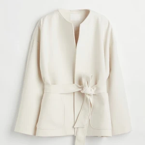 Kort kappa - En benvit kort kappa från h&m, endast testad (aldrig använd)