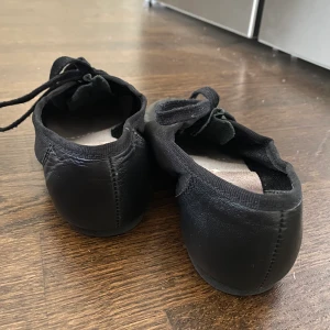 Dansskor  - Säljer mina gamla dansskor som har varit het perfekta för mig, men tyvärr så har dom blivit för små nu och därför säljer jag dom. Jag köpte dom för 799 kr men eftersom att dom har använts så säljer jag dom för 200. Kom ihåg att priset går att förhandla. 💕
