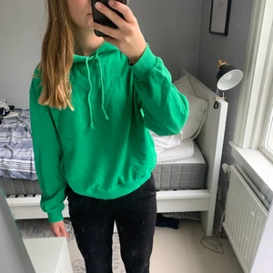 Ggrön hoodie med tryck från h&m i storlek s  - Grön hoodie från h&m i storlek s 