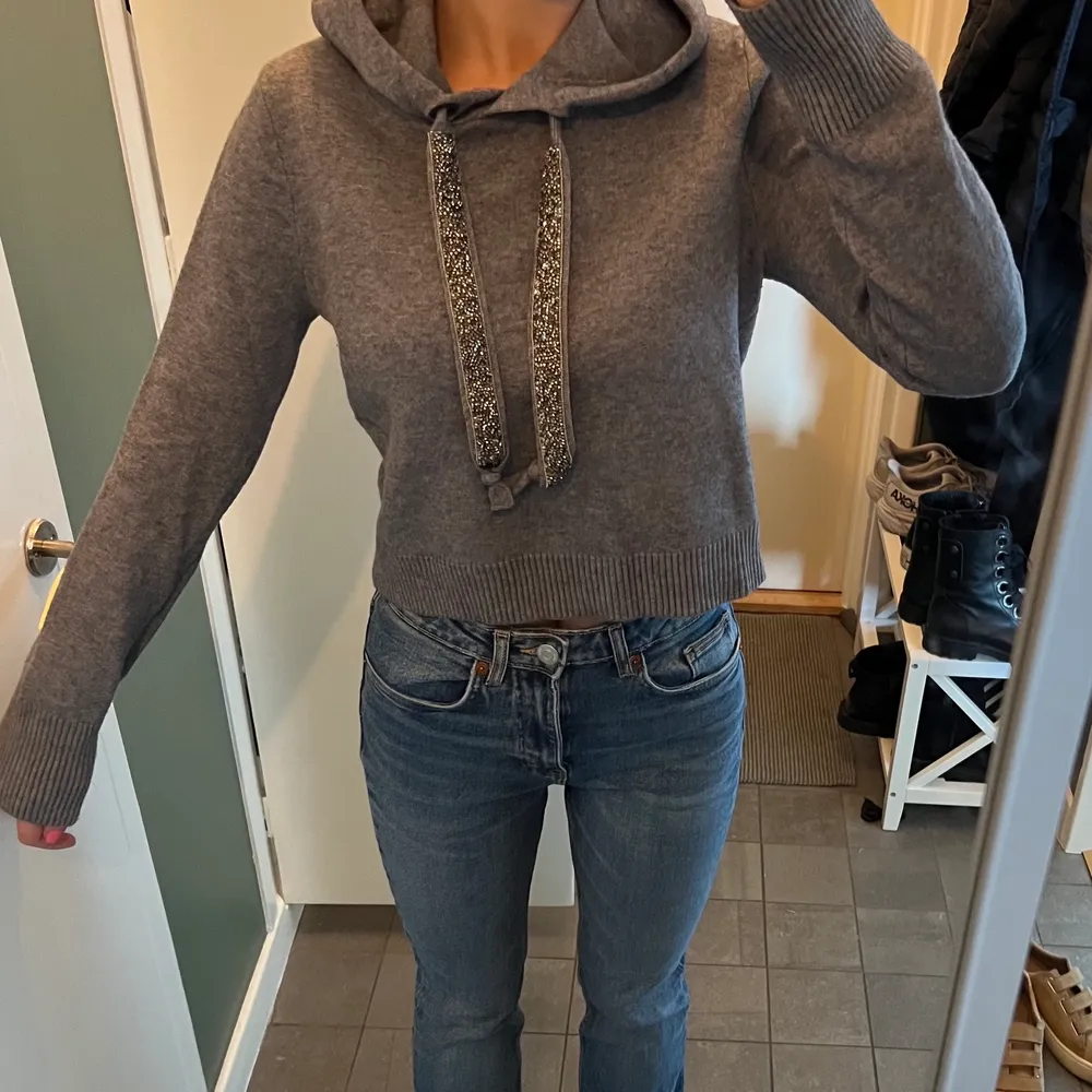 Skitsnygg stickad hoodie med strass detaljer på snörena från Zara. Storlek M men liten i storlek så skulle säga att den e mer som en S, men beror ju också på hur man vill att den ska sitta. Knappt använd . Tröjor & Koftor.