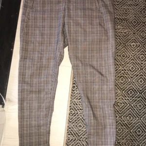 Kostymbyxor - Köpta på Kappahl, finns inte pris dock, säljer pga jag gillar inte fickorna eller mönstret. Skick på en skala 1-10, 9, använt nästan aldrig. Är 159 å dom är rätt lagom i benen. Skriv gärna på insta om Plick inte funkar, wilmajern