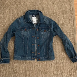 Ny jeansjacka - Oanvänd med lappar  Strl 38 Ordinarie pris 349kr