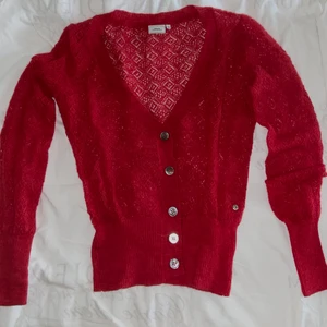 Stickad kofta från Boomerang - Röd stickad kofta från Boomerang i stl XS. Fint skick. 80kr+frakt. 💗