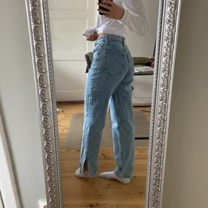 Jeans med slits  - Högmidjade jeans med slits från h&m❤️‍🔥 Storlek 38, jag är 174 cm lång❣️
