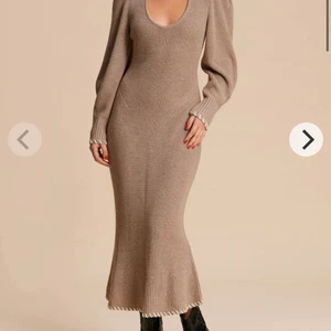 ADOORE HOURGLASS DRESS BEIGE - Säljer denna skönheten från Adoore, köptes i vintras och använd få gånger🤍Det är en 34 men passar även 36🤍 Nypris: 1595  Säljes för: 550 +frakt 