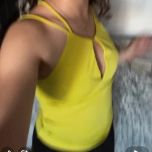 Gul tröja size xs  - Har används 1 gång bara  