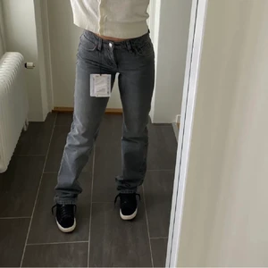 Zara jeans - Säljer dessa gråa lågmidjade jeans. Har två fläckar på, dem syns knappt, se bild 3. Annars jätte bra skick! Har på mig stl 34 på bilderna, dessa är i 36. Det är mina bilder! Bud nu: 450kr köp direkt för 500kr