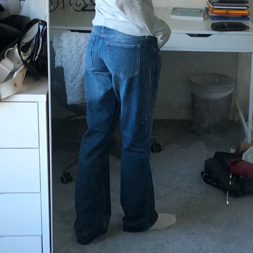 Superfina nya low arrow jeans med lappen kvar. Sitter lågmidjat och är supersnygga. Säljer då jag har två stycken likadana. Slutsålda i denna färg och storlek på weekdays hemsida <3. Jeans & Byxor.