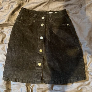 Svart manchesterkjol  - Mycket fint skick, säljer då den är för liten.😊 Knappt använd.