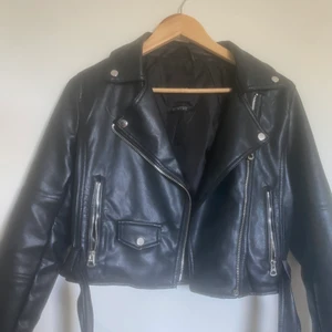 Skinjacak - Säljer min fina skin jacka då den är lite liten på mig andvänd en gång och är i st M skulle säga  att den passar som en S