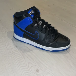 Nike dunks high  - Säljer nu dessa dunk highs. Storlek 43. Skick 8/10 Nypris:2100 Mitt pris:600kr
