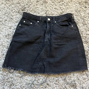 Jeanskjol, H&M - Söt jeanskjol från H&M. Säljer pga för liten 