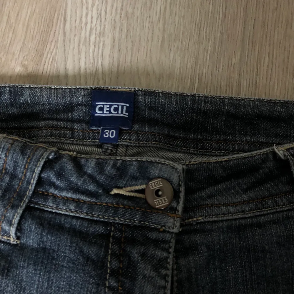 Ett par snygga mörktvättade jeans köpta från Plick (lite för stora för mig). Innerbenslängd: 72 cm, midjan: 41 cm rakt över. (Tryck ej på ”Köp direkt” utan att vi kommit överens om något)☺️(pris kan diskuteras). Jeans & Byxor.