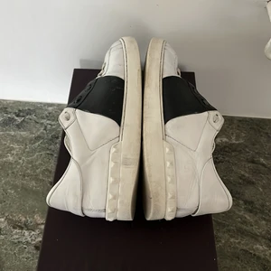 VALENTINO SKOR - Säljer nu dessa snygga valentino skor, säljer billigt pga dem är slitna på insidan av skorna som ni ser på bild men på utsidan är dem riktigt fräscha! Storlek 42, box och dustbags medföljer. Köpta från valentinos hemsida i maj. 