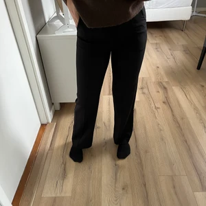 Kostymbyxor  - Ett par jättefina Kostymbyxor från Madlady. Byxorna är i övrigt bra skick men i slutet av ena benet har stygnen gått upp ( bild 3 ) men inget man tänker på. Säljer va pga att ja tycker om är lite för korta för mig då jag är ganska lång 157 cm.  