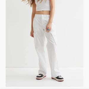 Cargo pants - Fina cargo pants från hm, som tyvärr inte kommer till användning. Aldrig använt!😊 Köparen står för frakten! Nypris: 200kr      Pris: 130kr