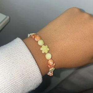 Armband - Gulligt elastiskt armband som jag har gjort själv☺️köp det med ett annat armband jag säljer och få 10kr rabatt, om du köper det med två andra armband får du 15kr rabatt, köper du med 3 andra blir det 20kr rabatt osv.❤️