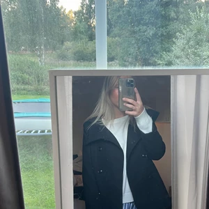 Kort kappa - säljer vidare denhär svinsnygga korta kappan från hm som tyvärr var lite kort i armarna för mig🥲 den är i jättebra skick och är verkligen assnygg💕direktpris 600kr, annars budgivning (andra bilden är lånad)