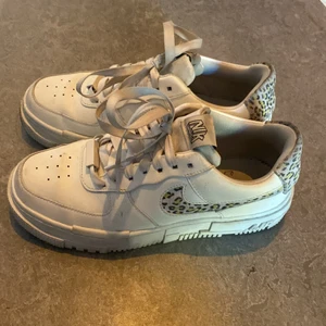 Nike air - Nike air köpt förra året på junkyard. Storlek 6.5= 37.5 passar mig som är en 37:a i sko storlek sköna, säljer pga rensning. Seriösa köpare endast 