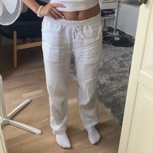 Chelsea linnebyxor - Ett par jättefina vita linnebyxor som tyvärr inte används längre. Skriv vid intresse och köparen står för frakten