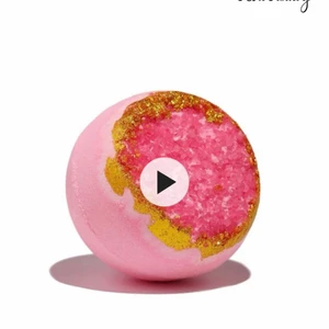 Badbomb  - En rosa badbomb med rosa bad salt inuti, perfekt för er som älskar långa bad. Helt oanvänd fortfarande i dess förpack. 