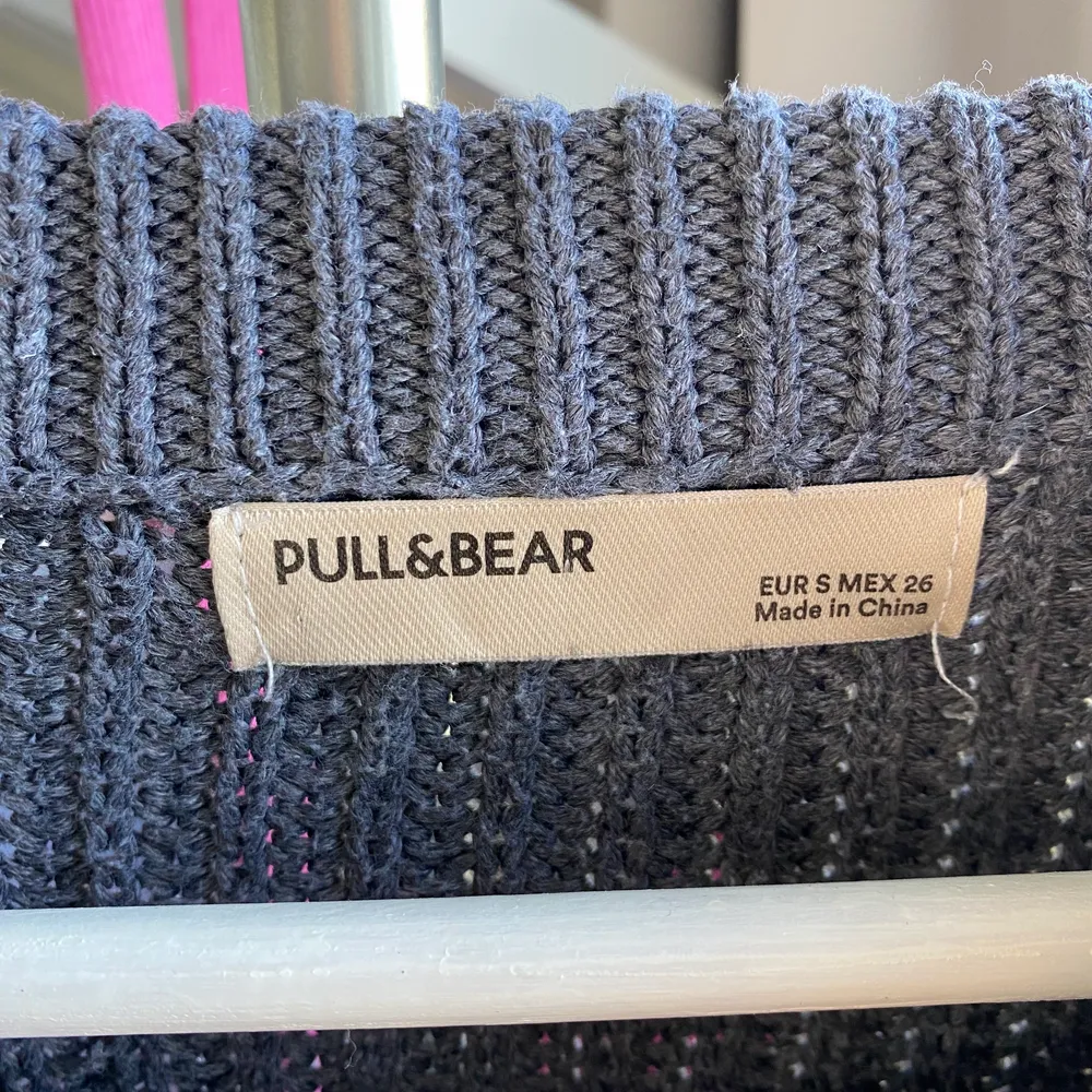 Säljer denna gråa tröja ifrån Pull&Bear i rätt fint skick, den är liten i storleken. . Tröjor & Koftor.