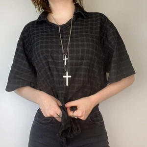 Svart T-shirt - Simpel rutig T-shirt i lite grunge/emo stil. Helt oanvänd men köpt secondhand. Står inget märke eller storlek men skulle uppskatta XS-M beroende på hur du vill att den ska sitta.  Köpare står för frakt. Kan mötas upp i Växjö men tar också Swish.