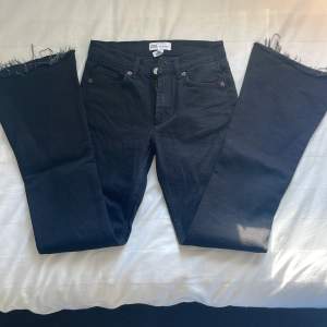  💞(Sålda) 💞Ett par lågmidjade jeans från zara som är slutsålda, har använt 4-5 gånger men jeansen är i nyskick, är 1,64 och dom är perfekta i längden på mig ! Köpte dom för  499 kr 💕