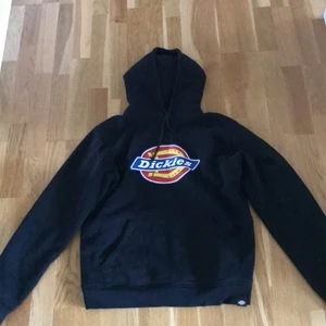 Dickieshoodie - Bra kvalite förutom snörena som är lite slitna, annars är allt bra!