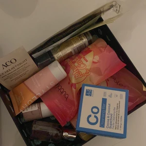 Dessa kan du få med i ditt paket!😍 GRATIS - Små grejer som jag kan skicka med i ditt paket. SJÄLVKLART står jag för frakten om det bli tyngre än din vara🥰 Finns bland annat nagellack, tester på kräm o parfym, bad bomber och smink i. ALLT ÄR SÅKLART OANVÄNT OCH HELT GRATIS❤️❤️ jag bjuder på den!!