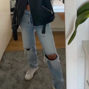 Jeans - Säljer dessa fina jeans ifrån H&M. Byxorna är mid waist och passar mig som vanligtvis har strl 24-26🤍