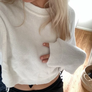 Zara tröja - Säljer denna långärmade ifrån Zara, med ett lite ”lurvigt” material!