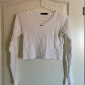 vit topp från brandy melville - söt vit topp från brandy melville. köpt flera år sedan och i använt skick.
