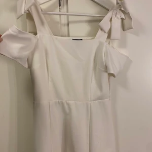 Vit söt klänning - Svårt o visa denna. Rosetter som band, jätte jätte fin men tyvärr för liten. Passar utmärkt till studenten❤️