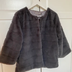 Superfin grå fuskpäls - Så fin fuskpäls i storlek S. Fint skick!