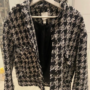 Kort kappa! - Säljer denna jättefina kappan som är i nyskick! Köpt för 300 plus frakt eller buda!💓 TRYCK ALDRIG PÅ KÖP DIREKT