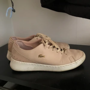 Lacoste skor 40  - Fina lacoste har haft dem i två år. Passar allt,skön att gå i. 