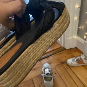 Sandaler  - Ett par svarta sandaler från h&m i storlek 40! De har en beige rak klack och är så snygga på sommaren 💝💝💝💝